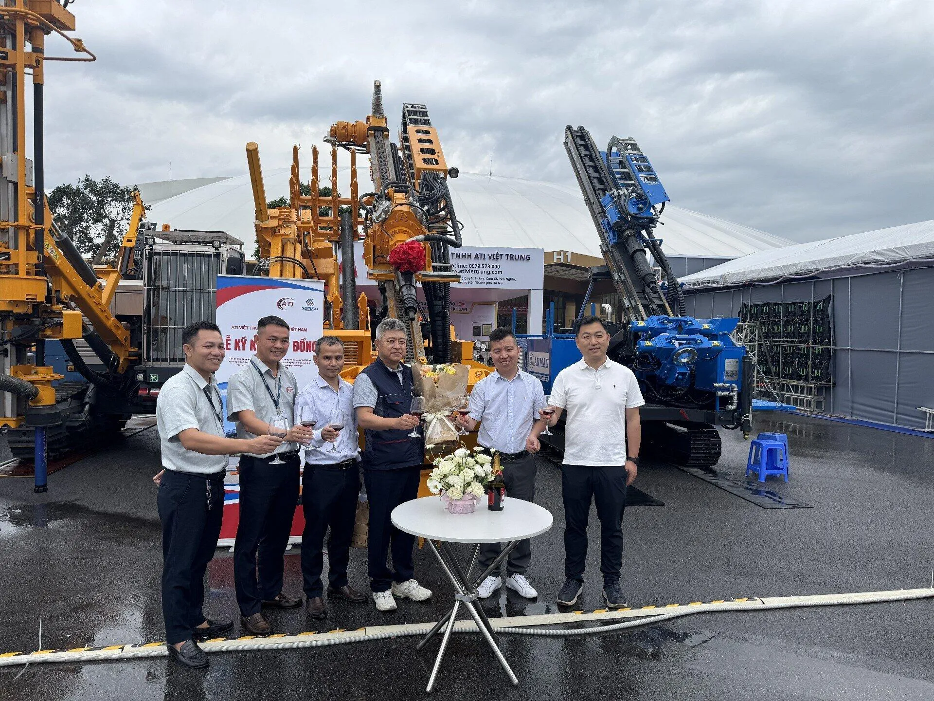 Anman team photo with drilling rigs at Vietnam International Machinery Fair 2026